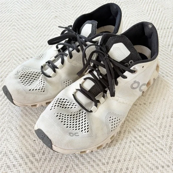 On Running Black and White Athletic Shoes - Picture 4 of 5